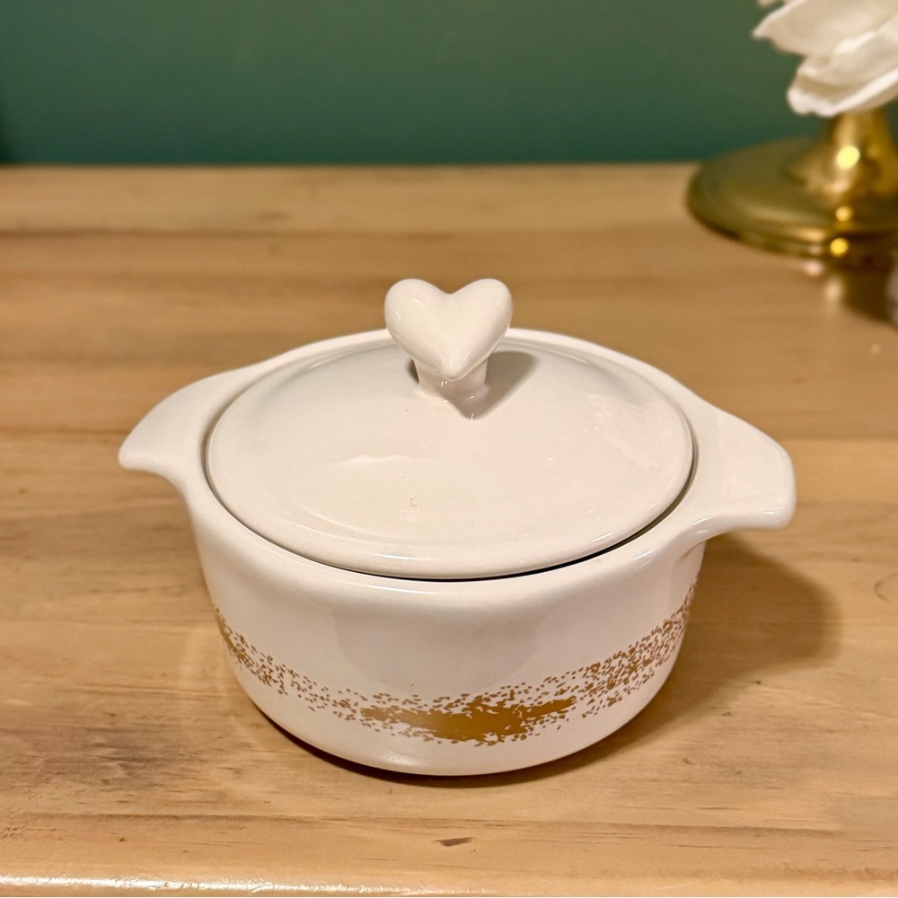 Ayesha Curry Mini Casserole Dish – 10 oz White w/ Gold Detail & Heart Lid Handle